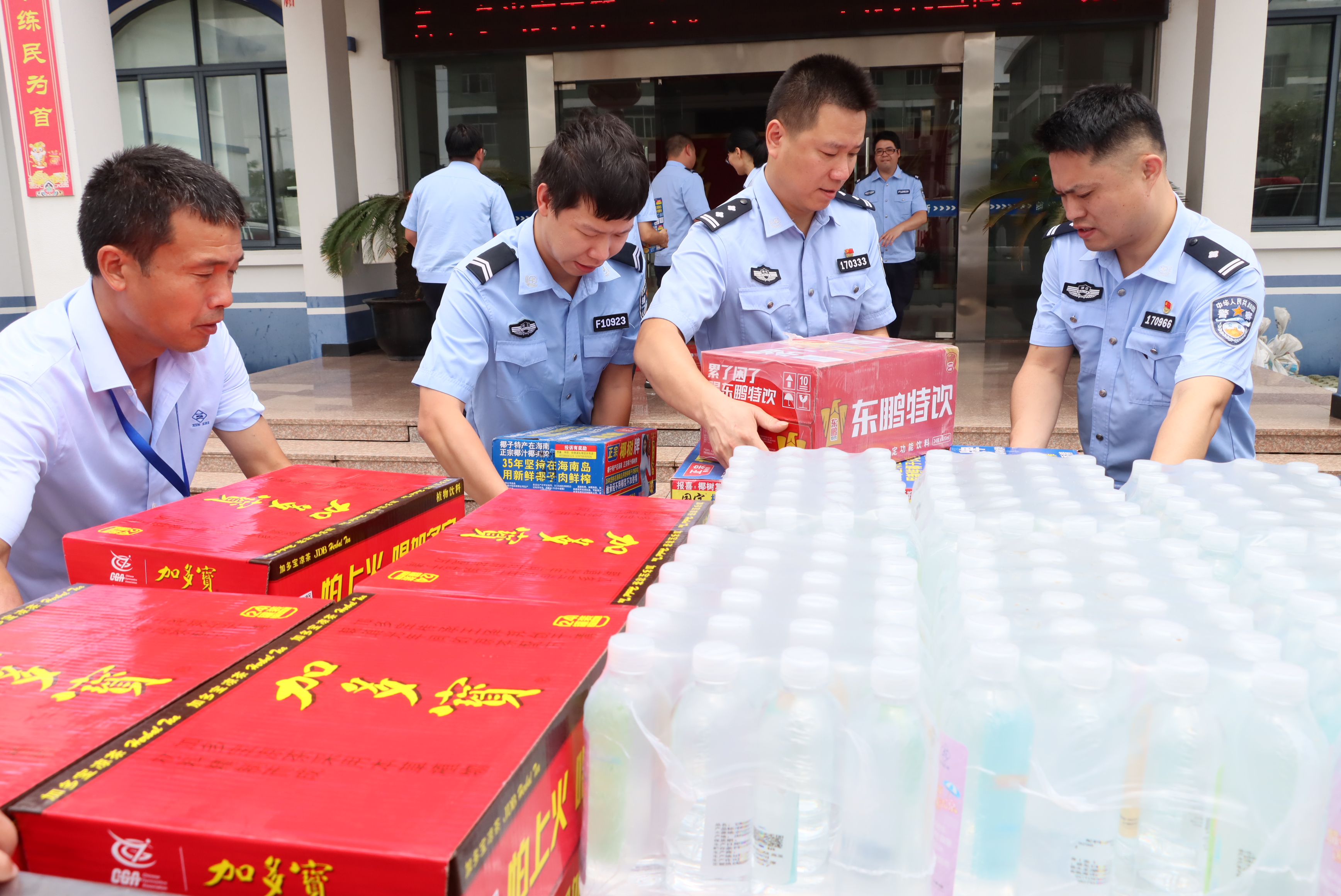 为派出所民警送防暑物资